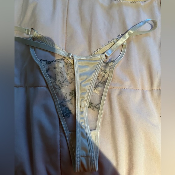 Size M bralette with matching thong - Picture 4 of 7